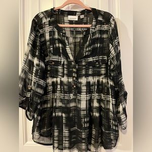 Avenue blouse Size 22/24 Black and white with gold buttons Lightweight
